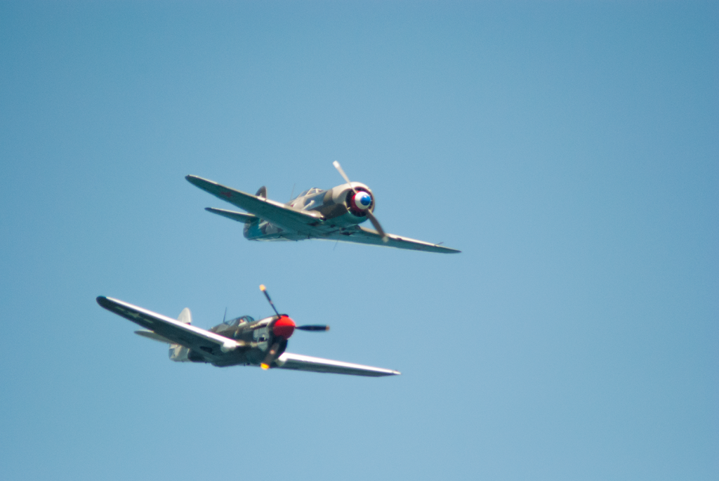 YAKOLEV YAK 11 y P 40 WARHAWK